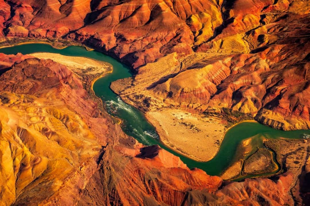 Sông Colorado uốn mình qua những tảng đá đỏ rực của Grand Canyon như một màn trình diễn hấp dẫn.
