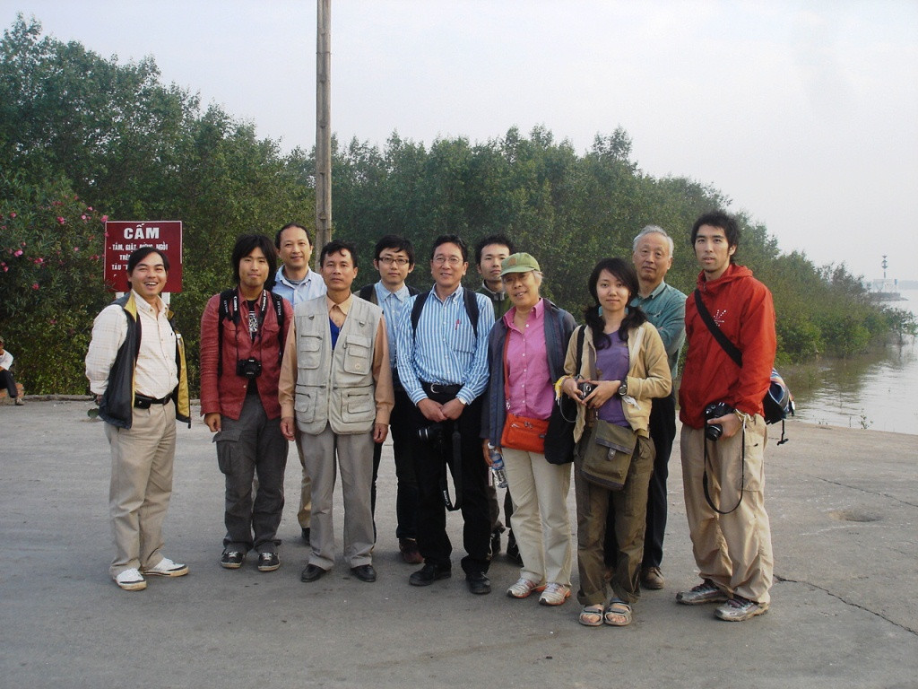 Nhóm nghiên cứu àm việc với trường đại học Quốc gia Hà nội, trường đại học Nakasaky Nhật Bản về phát triển và phục hồi rừng ngập mặn tỉnh Quảng Ninh.