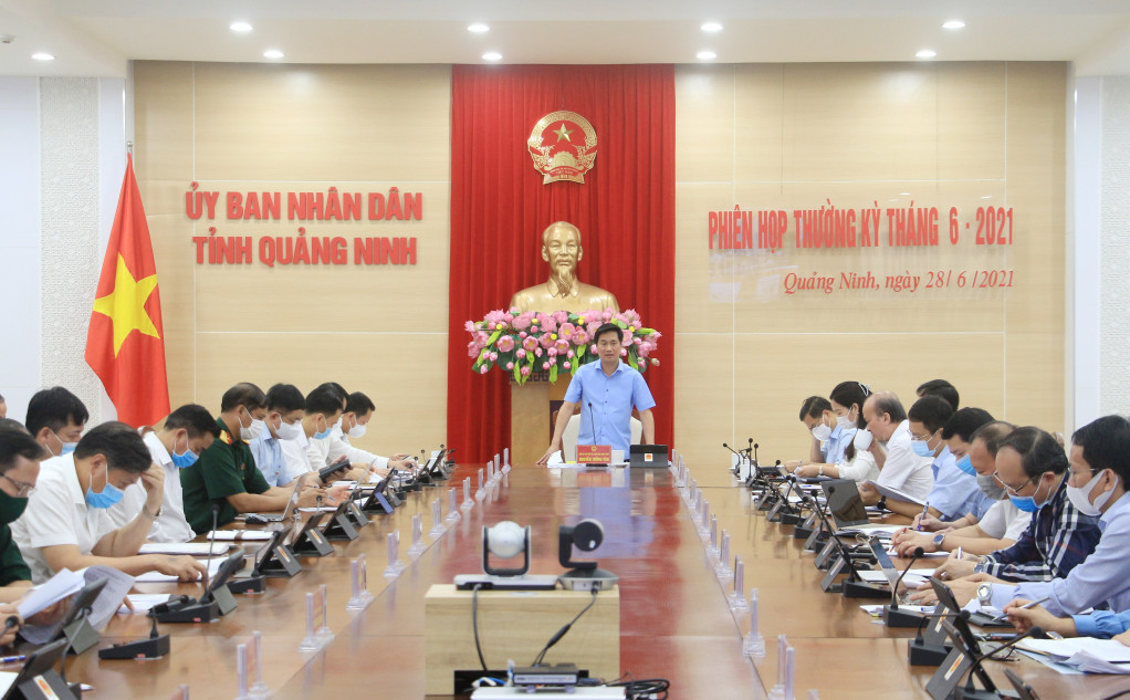 Đồng chí Nguyễn Tường Văn, Phó Bí thư Tỉnh ủy, Chủ tịch UBND tỉnh, phát biểu kết luận phiên họp.