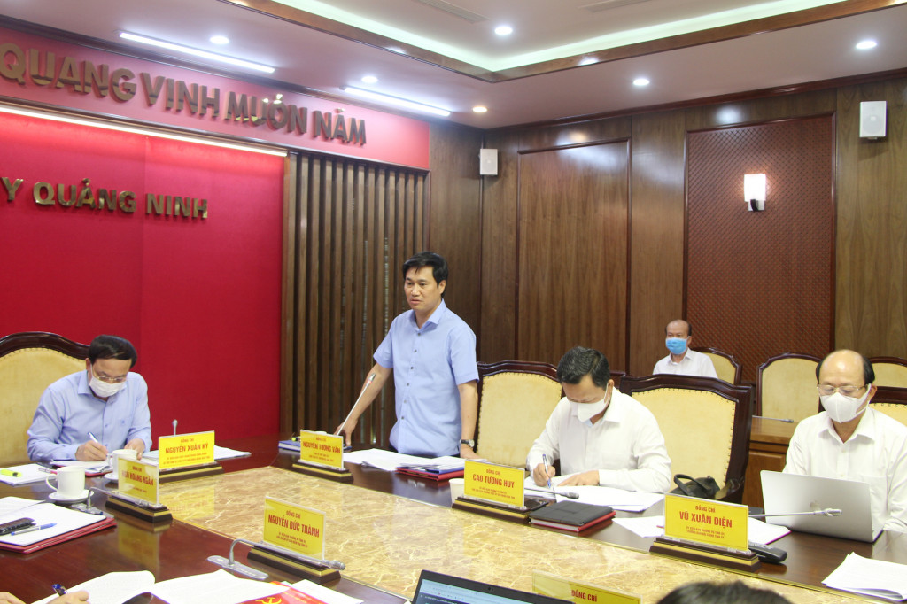 Đồng chí Nguyễn Tường Văn, Phó Bí thư Tỉnh ủy, Chủ tịch UBND tỉnh, phát biểu tại cuộc họp.