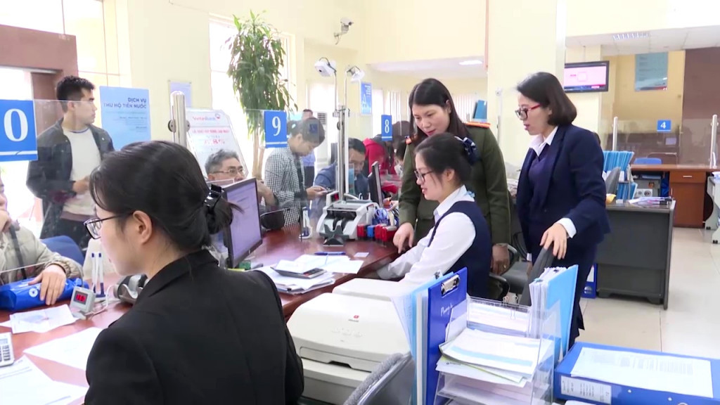 Cán bộ Phòng An ninh kinh tế (Công an tỉnh) kiểm tra công tác đảm bảo an ninh tiền tệ, bảo vệ tài sản tại Vietinbank Chi nhánh Quảng Ninh, tháng 12/2020.