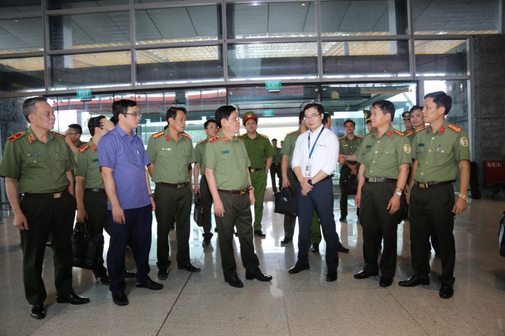 Lực lượng an ninh Công an tỉnh phục vụ đoàn công tác của Bộ Công an kiểm tra tại Cảng hàng không quốc tế Vân Đồn, năm 2020.