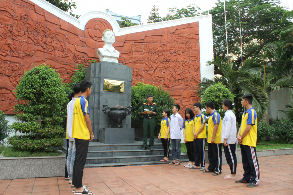 Cựu chiến binh Công ty Than Hà Tu kể chuyện về cuộc đời và sự nghiệp cách mạng của đồng chí Vũ Văn Hiếu cho học sinh.