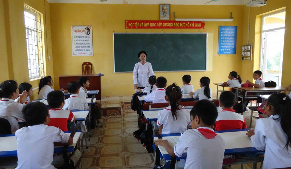Nghệ nhân Ưu tú Phạm Thị Hợp, truyền dạy hát đúm cho học sinh lớp 6A, Trường THCS Liên Vị, TX Quảng Yên.
