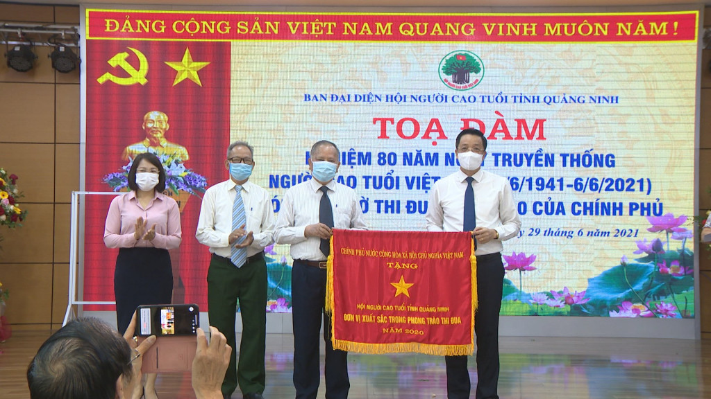 Hội Người cao tuổi tỉnh Quảng Ninh nhận cờ thi đua xuất sắc năm 2020 của Thủ tướng Chính phủ