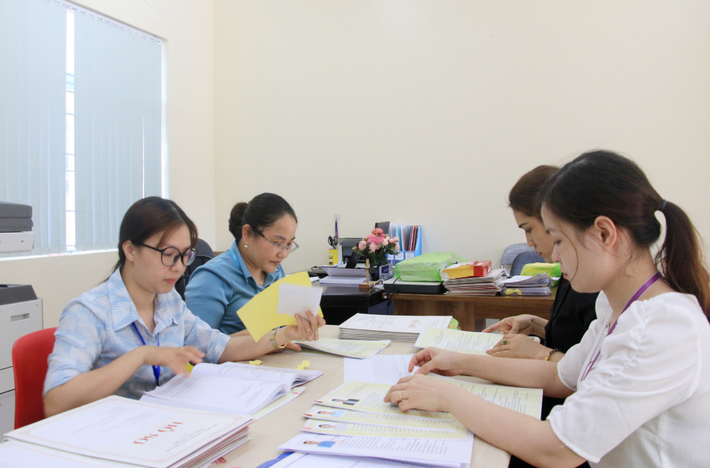 Đảng viên Trương Thị Phương, Phó Thủ trưởng Cơ quan Tổ chức - Nội vụ huyện Cô Tô (ngoài cùng, bên trái) đang thực hiện rà soát hồ sơ các ứng viên tham gia ứng cử ĐBQH khóa XV và đại biểu HĐND các cấp nhiệm kỳ 2021-2026 trên địa bàn huyện Cô Tô, tháng 4/2021.