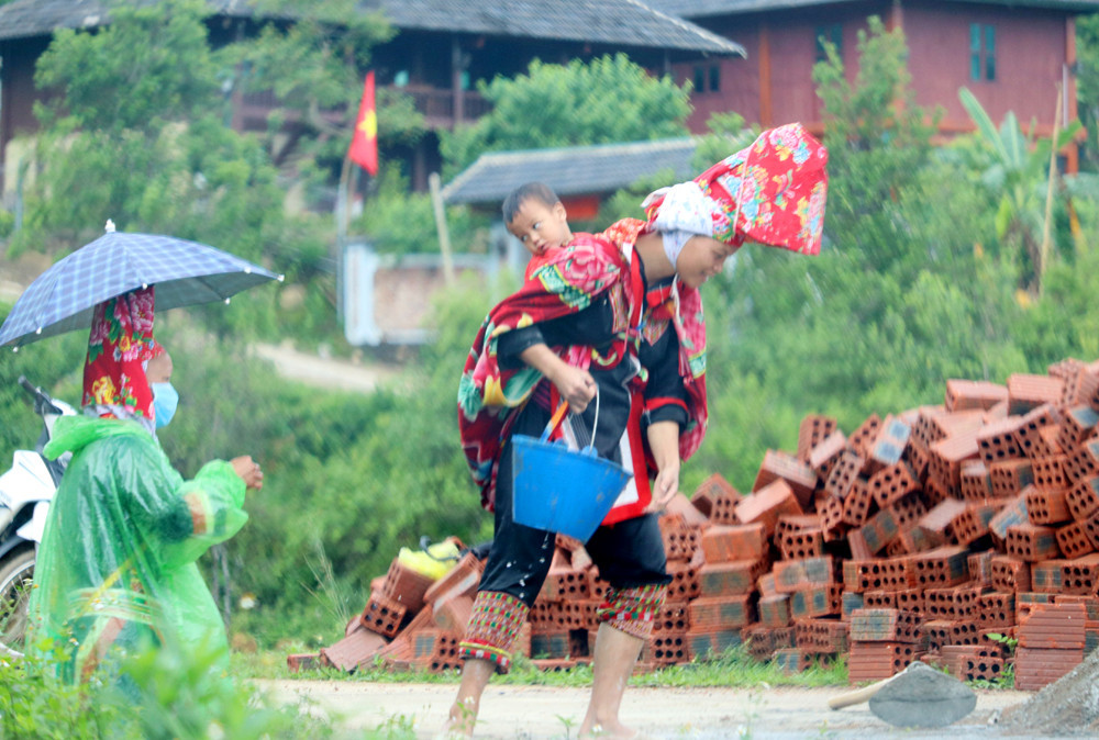 Dao people, with their long-lasting community cohesion, often help one another to build houses.  Modern houses have currently been built in this highland village.