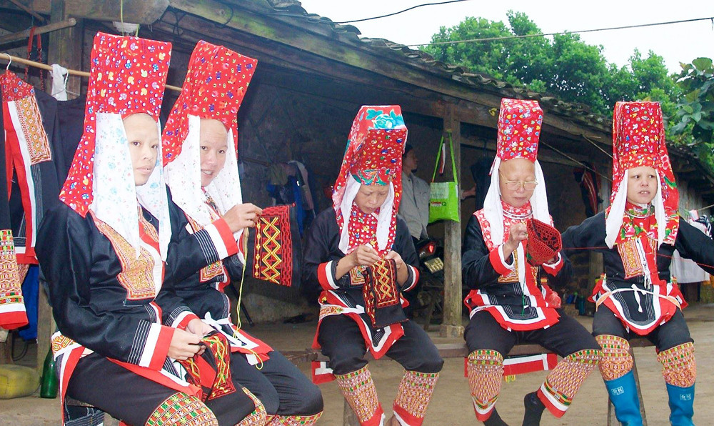 Dao women in their tradditional costume.