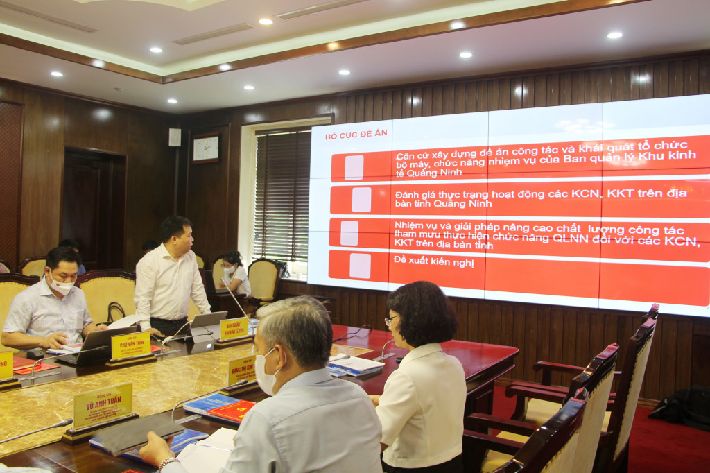 Đồng chí Hoàng Trung Kiên, Phó Trưởng Ban quản lý Khu kinh tế đã trình bày đề án công tác.