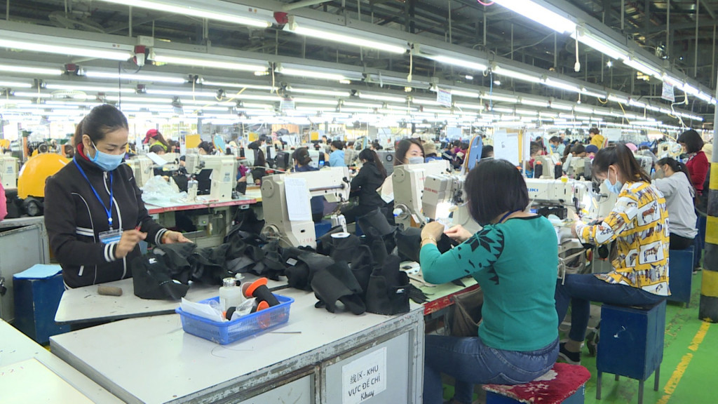 Công nhân Công ty TNHH Giầy dép Bách Năng Quảng Ninh phản ánh tình trạng công nhân phải tăng ca quá sức.