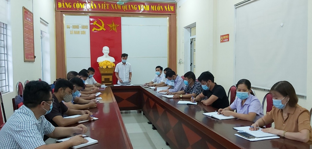 Đồng chí Phạm Văn Đăng, Bí thư Đảng ủy, Chủ tịch UBND xã Nam Sơn chủ trì cuộc họp BCH Đảng bộ xã bàn bạc, giải quyết những vấn đề tồn đọng.