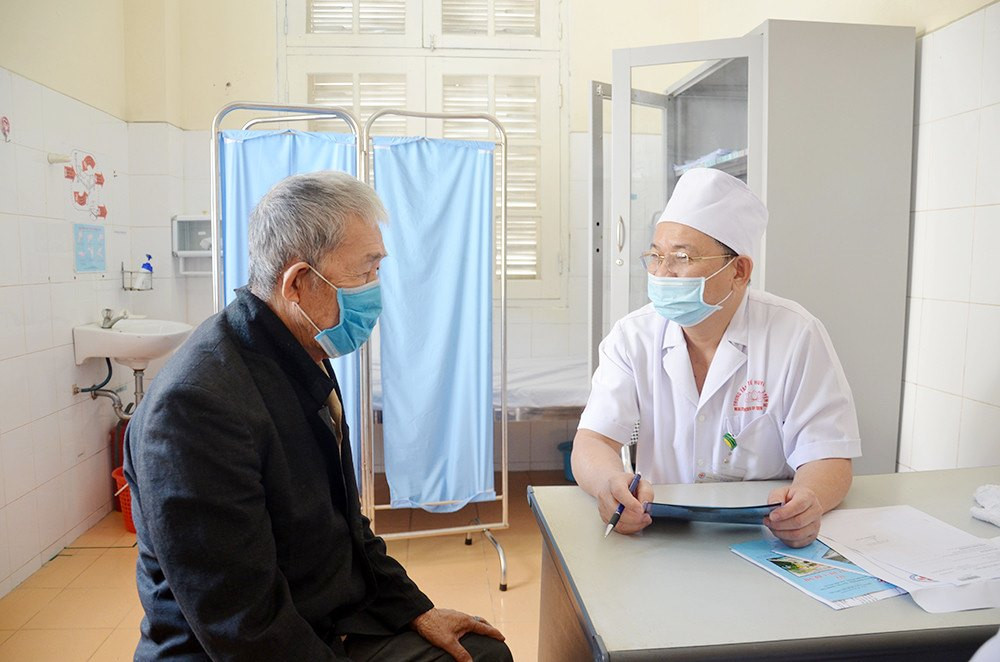 Bác sĩ tại Trung tâm Y tế huyện Tiên Yên khám bệnh cho NCT. Ảnh: Lan Anh