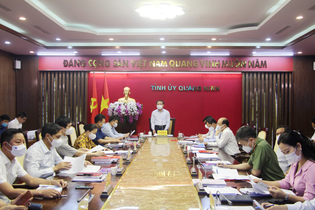 Đồng chí Nguyễn Xuân Ký, Ủy viên Trung ương Đảng, Bí thư Tỉnh ủy, Chủ tịch HĐND tỉnh, phát biểu chỉ đạo tại hội nghị Ban Thường vụ Tỉnh ủy.