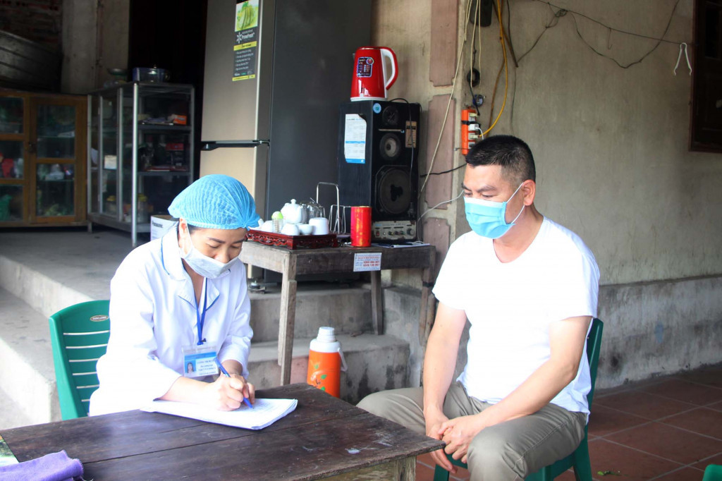 Người dân TP Hạ Long khai báo thông tin y tế cho cán bộ y tế, tháng 5/2021.