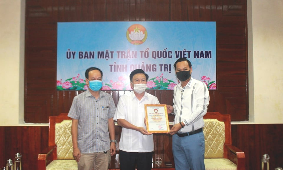 Hoài Linh vừa trao cho Quảng Trị 2,4 tỉ đồng