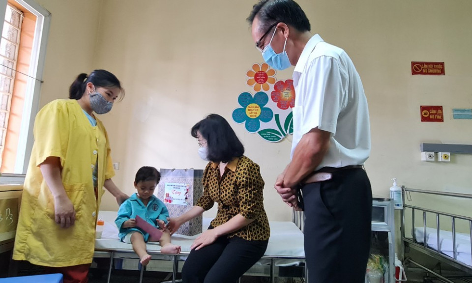 Phó Chủ tịch Thường trực HĐND tỉnh Trịnh Thị Minh Thanh tặng quà Tết thiếu nhi tại Bệnh viện Việt Nam – Thụy Điển Uông Bí