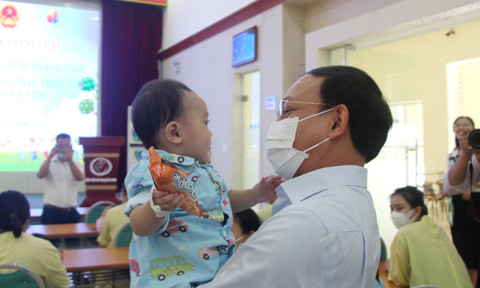 Đồng chí Bí thư Tỉnh ủy thăm, tặng quà thiếu nhi tại Bệnh viện Sản Nhi