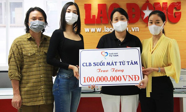 Hoa hậu Tiểu Vy trao 100 triệu đồng mua vắc-xin cho công nhân Bắc Giang