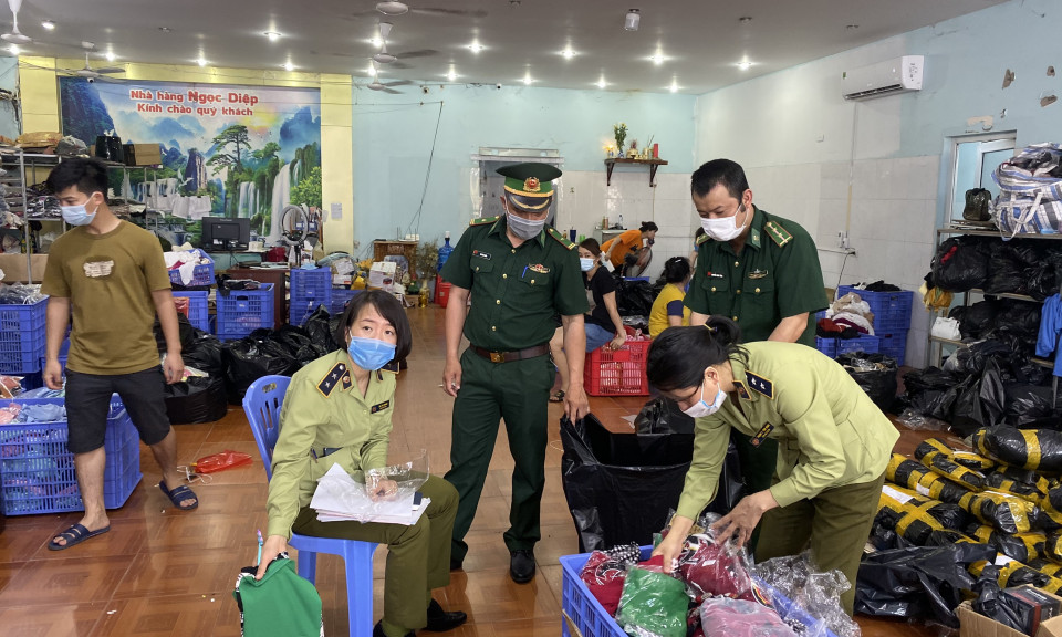 Cẩm Phả: Phát hiện kho chứa nhiều sản phẩm quần áo, thực phẩm, mỹ phẩm nhập lậu