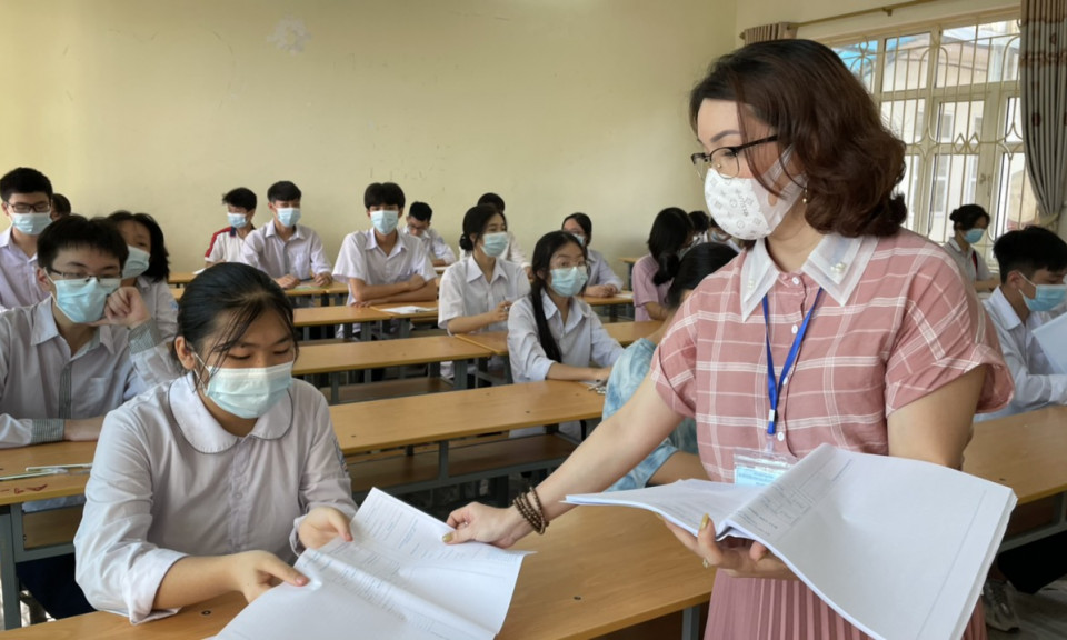 Các thí sinh hoàn thành môn Toán, kết thúc Kỳ thi tuyển sinh lớp 10 hệ không chuyên