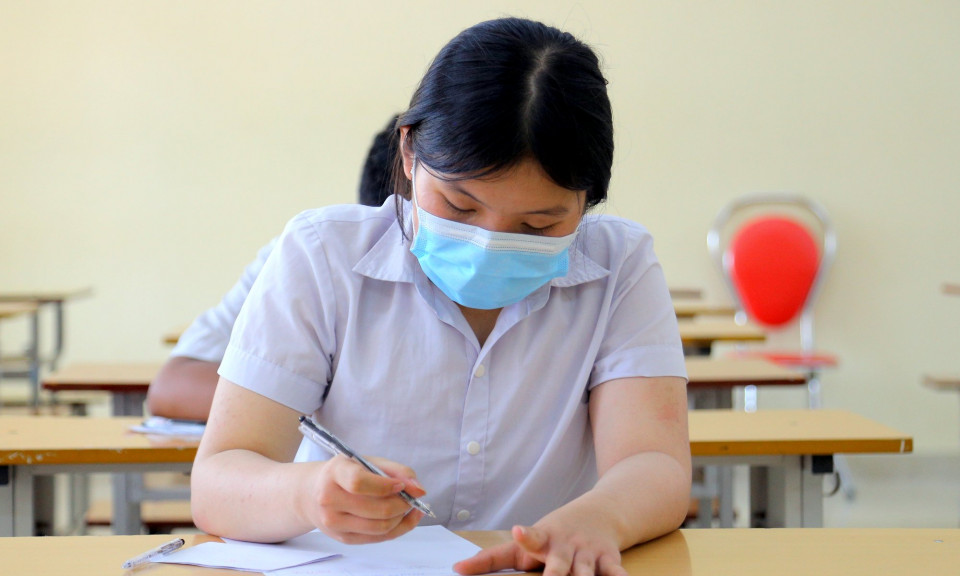Những "người bạn đồng hành" đặc biệt theo sĩ tử đi thi