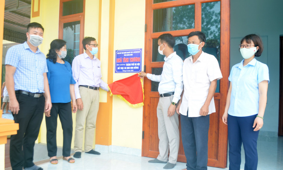 Bàn giao 9 “Nhà tình thương” cho người khuyết tật, trẻ mồ côi tại TX Quảng Yên