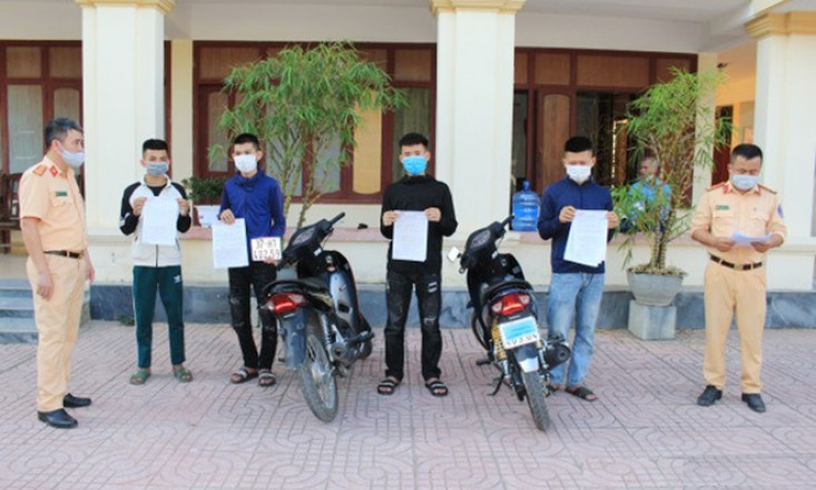 Dùng khẩu trang bịt biển số tụ tập đua xe