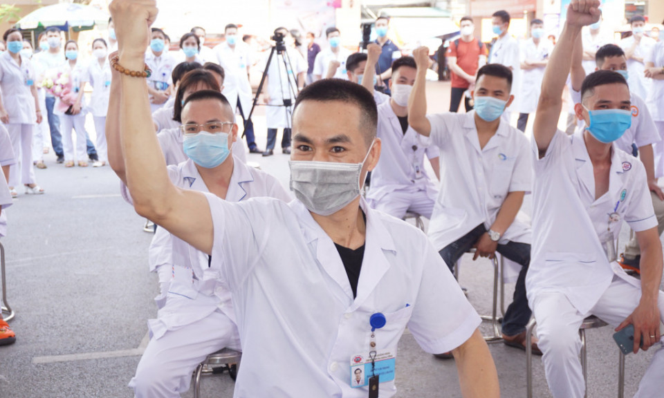 Quang Ninh doctors and nurses volunteer to work at Bac Giang