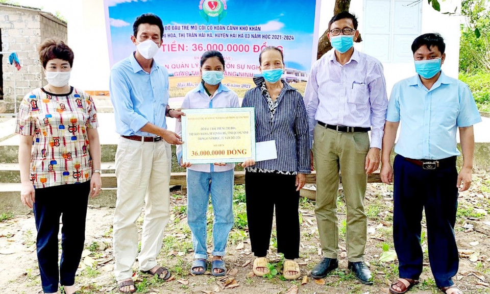 Trao  hỗ trợ 36 triệu đồng cho học sinh mồ côi