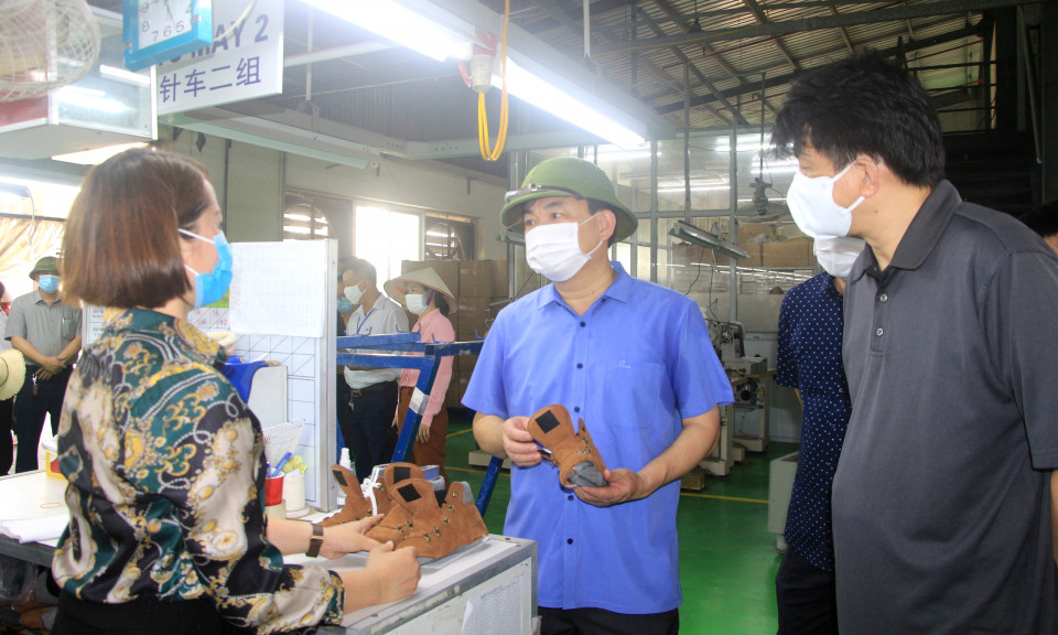 Phó Bí thư Thường trực Tỉnh ủy kiểm tra công tác phòng, chống dịch tại Công ty TNHH Giày dép Bách Năng Quảng Ninh