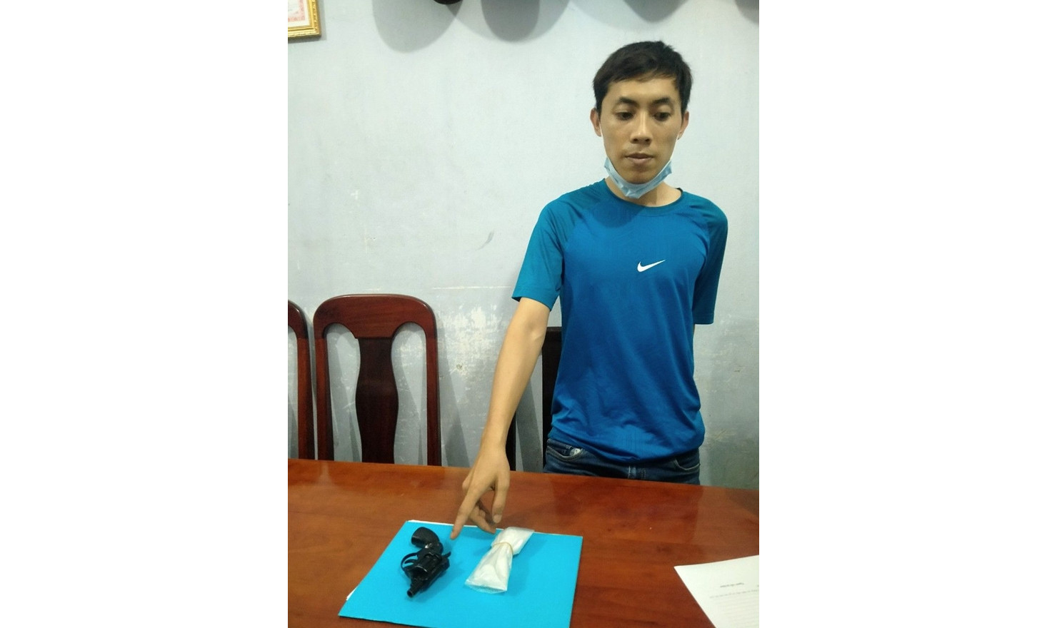 Đối tượng bán lẻ ma túy “thủ” súng rulo phòng thân