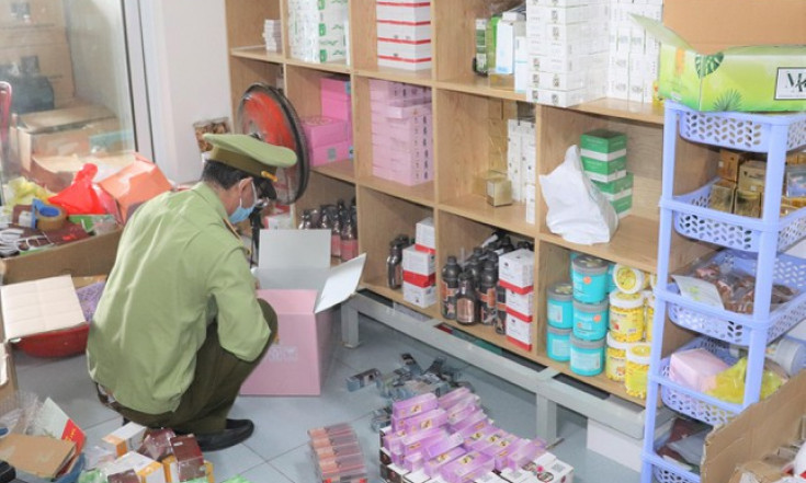 Tập kích kho hàng, thu giữ cả nghìn sản phẩm mỹ phẩm, thực phẩm không rõ nguồn gốc