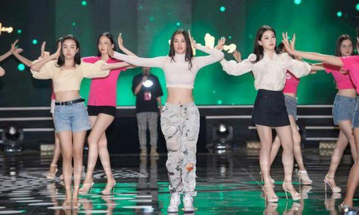 Ở nhà mùa dịch, Hoa hậu Tiểu Vy trổ tài nhảy sexy dance cực nóng bỏng khiến fans trầm trồ