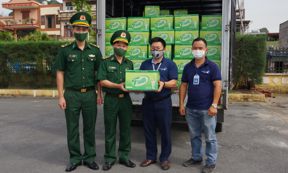 Tặng 200 thùng nước khoáng cho các cán bộ, chiến sỹ biên phòng trên tuyến đầu chống dịch Covid - 19