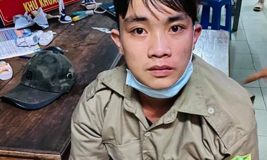 Thanh niên mặc đồng phục bảo vệ dân phố, cầm gậy chặn xe vòi tiền