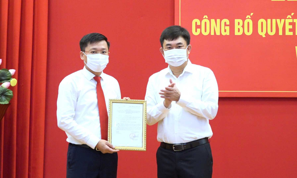 Phó Bí thư Thường trực Tỉnh ủy trao quyết định về công tác cán bộ tại TP Cẩm Phả