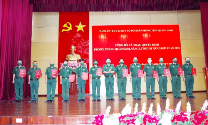 BĐBP tỉnh: Công bố, trao quyết định nâng lương, phong quân hàm cho 82 sĩ quan