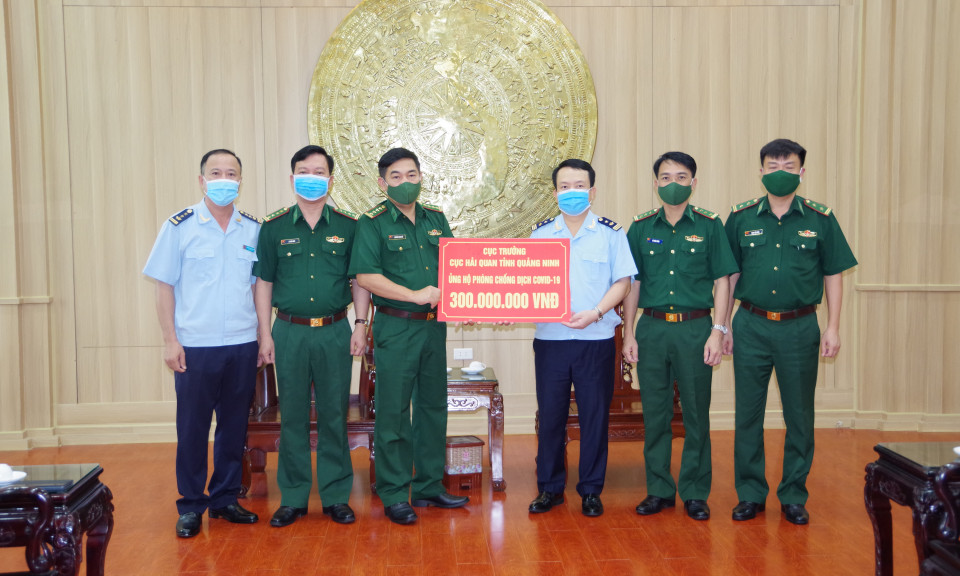 Cục Hải quan tỉnh Quảng Ninh tặng 300 triệu đồng cho các tổ, chốt chống dịch Covid -19 của BĐBP tỉnh