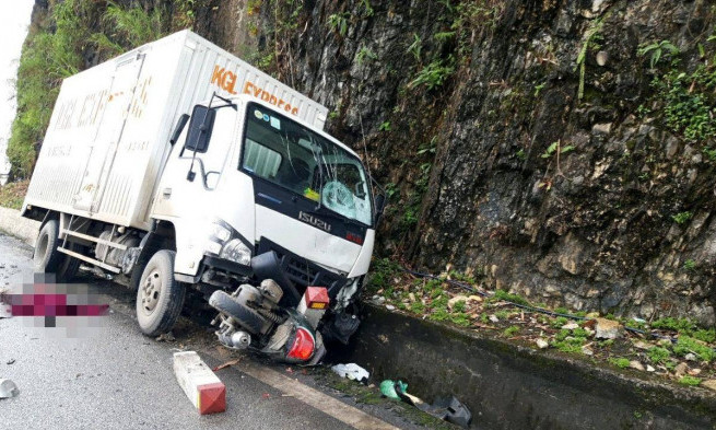 Va chạm xe tải trên QL6 Hòa Bình, người phụ nữ tử vong tại chỗ