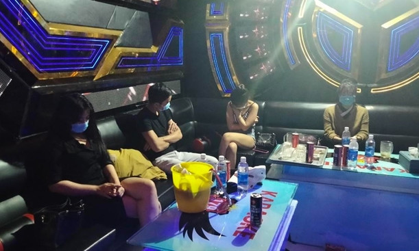 “Bay lắc” trong quán karaoke giữa mùa dịch