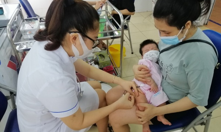 Không nên hoãn tiêm chủng cho bé ngay cả khi có dịch COVID-19