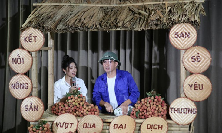 Nghệ sĩ livestream bán vải thiều, mận