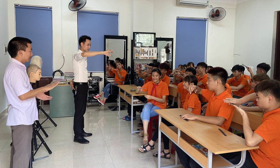 Chăm lo cho tương lai đất nước