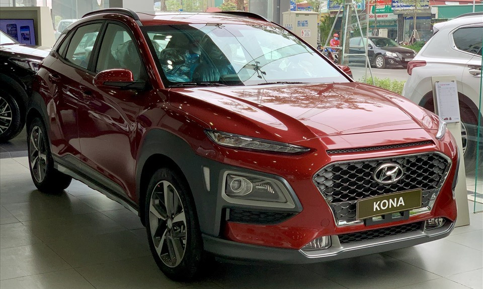 Giá lăn bánh 800 triệu, chọn xe gầm cao nào?