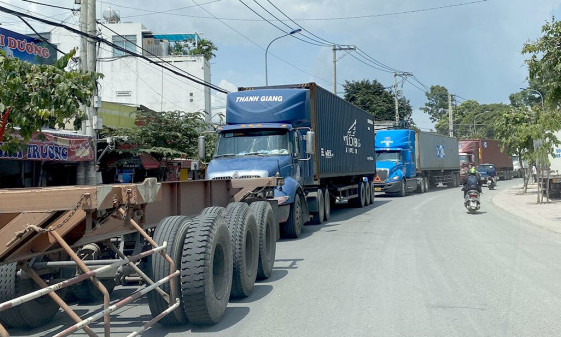 TP.HCM: Bất an xe container đậu tràn đường