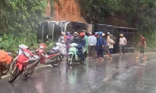 Xe máy tông xe đầu kéo, 2 người tử vong, 1 người bị thương