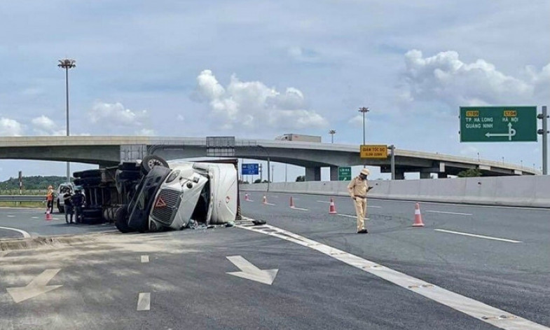 Xe container lật nghiêng trên cao tốc Hà Nội - Hải Phòng sau cú ôm cua gấp