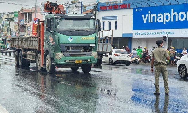 Xe cẩu tải va chạm xe máy tại ngã 3, người đàn ông tử vong tại chỗ