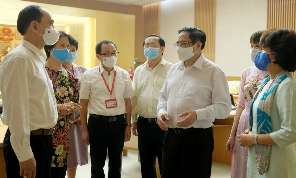 Thủ tướng Phạm Minh Chính: Tạo điều kiện thuận lợi nhất cho nghiên cứu, sản xuất vaccine phòng COVID-19