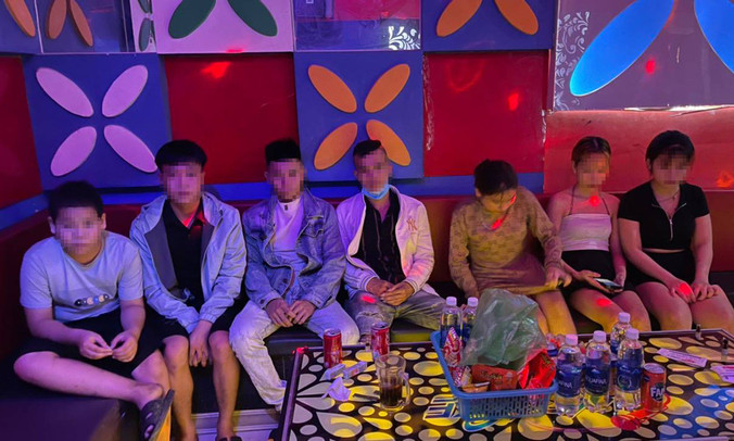 Hai quán karaoke mở cửa, bất chấp lệnh cấm